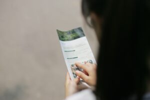 panduan mengenal brosur